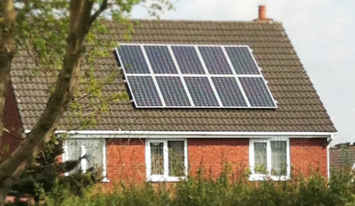 Hustak med solpaneler