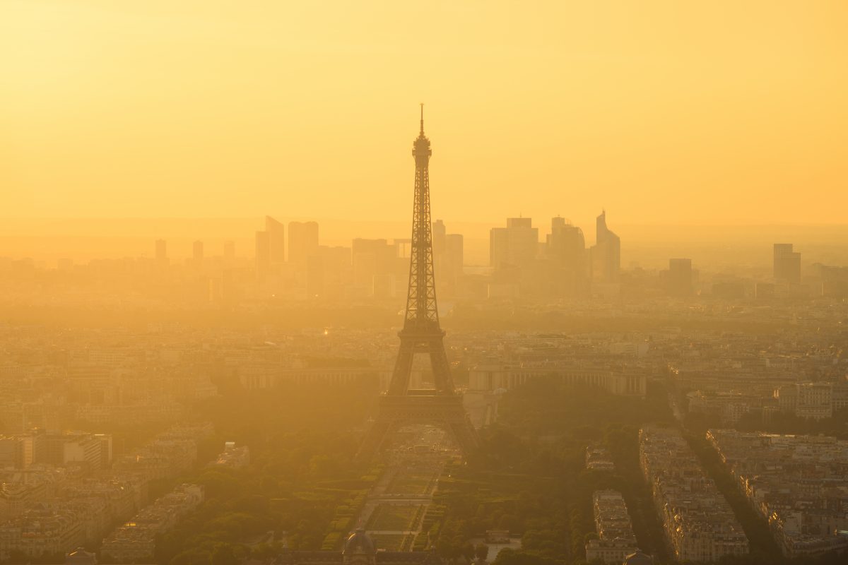 En dimmig vy över Paris med Eiffeltornet i centrum