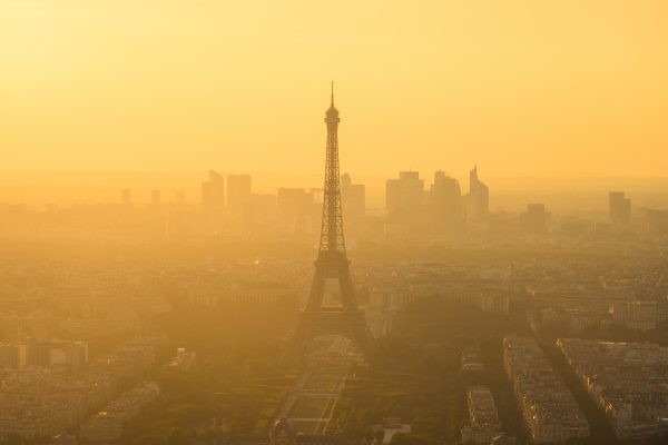 En dimmig vy över Paris med Eiffeltornet i centrum