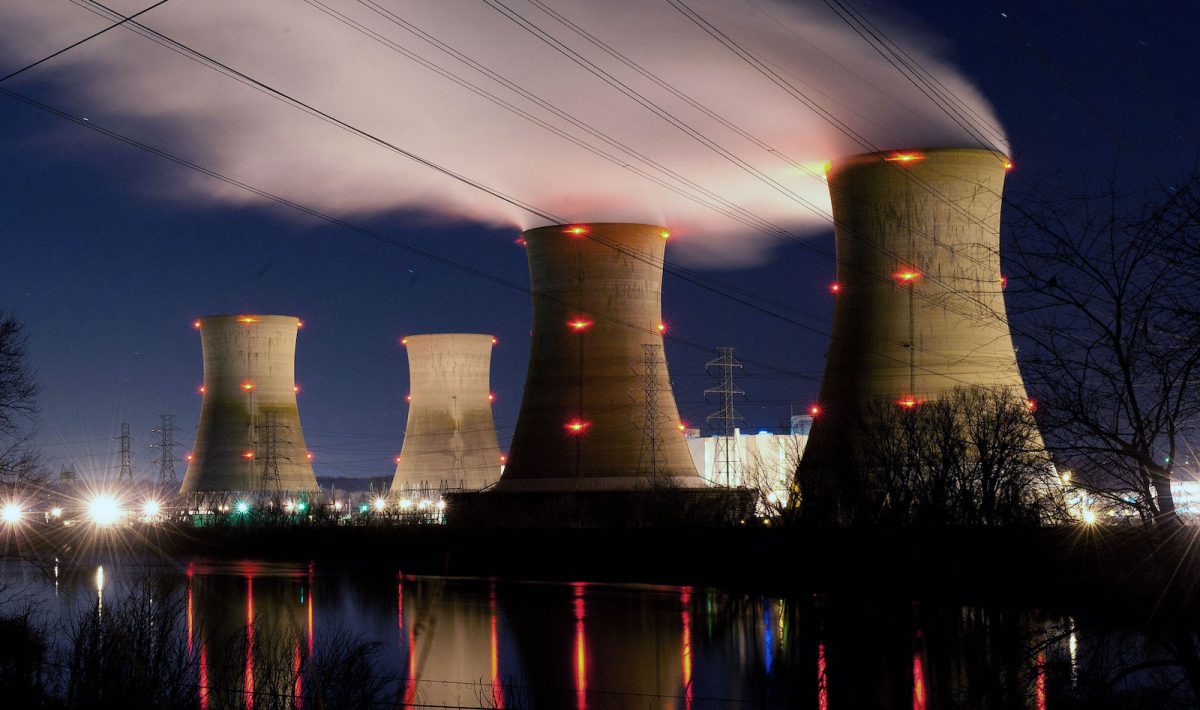 Kärnkraftsverk i nattbelysning.