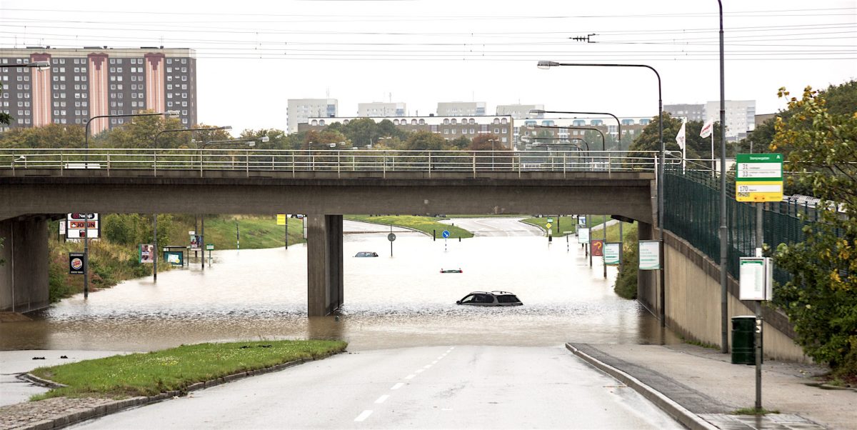 Översvämmad gata i Malmö med sjunkna bilar.