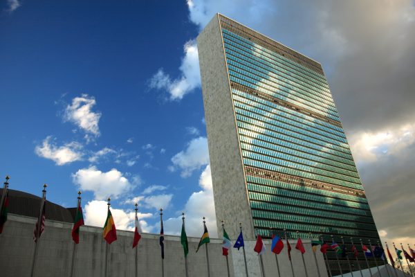 FN-skrapan i New York med världens länders flaggor utanför.