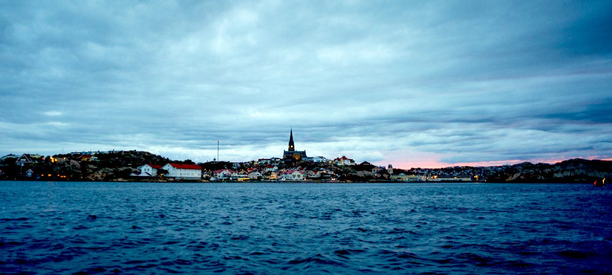 Lysekil i siluett mot solnedgången.