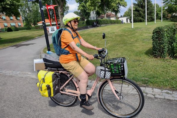 Dam på cykel