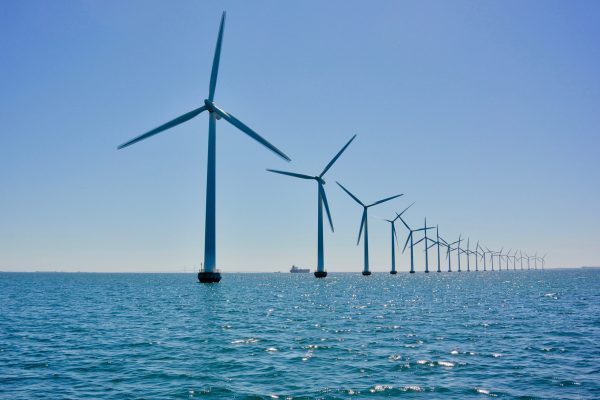 vindkraftverk till havs.