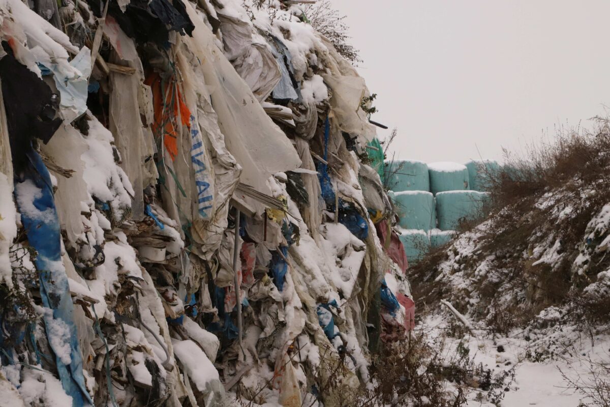 Ljusblå plastbalar