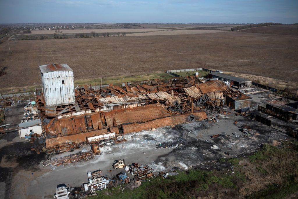 Sönderbombad fabrik i Ukraina