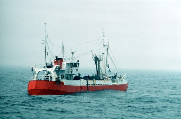 Röd fiskebåt