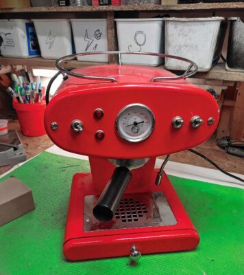 Röd kaffemaskin