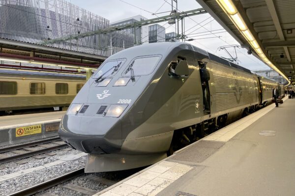 X2000 tåg på tågstation