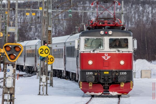 Tåg på räls i snö.