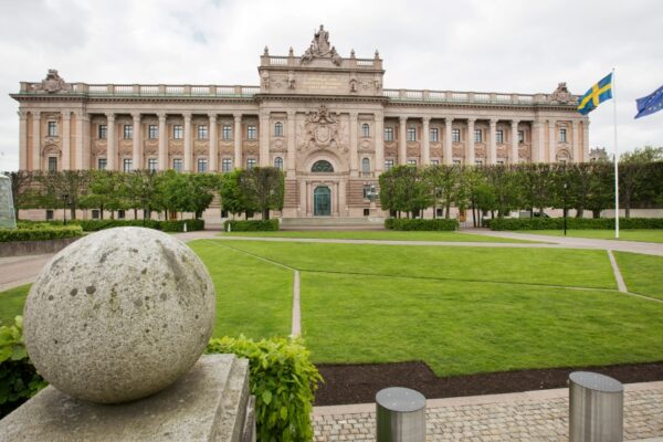 Sveriges riksdag med gräsmatta.