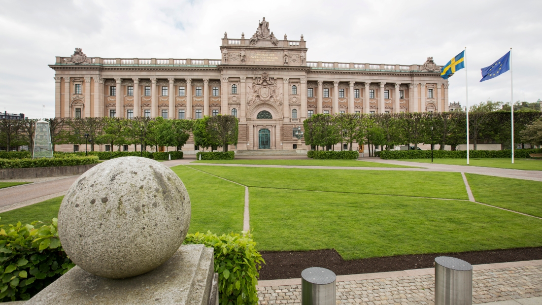 Sveriges riksdag med gräsmatta.
