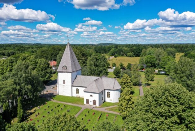 Kyrka i skog.