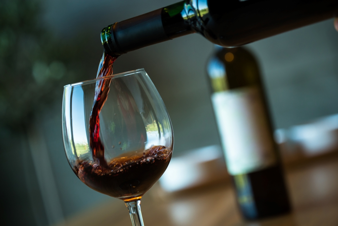 Rött vin hälls i glas.