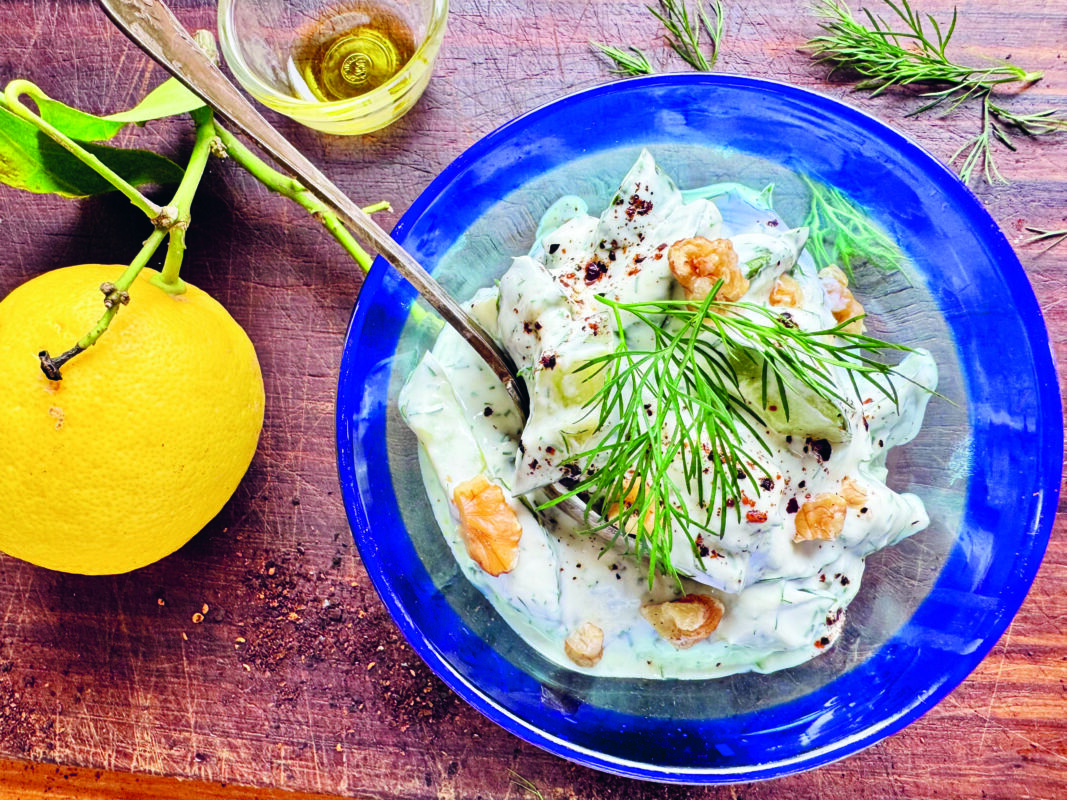 Bild på rostad gurka i dillyoghurt med en citrusfrukt bredvid.