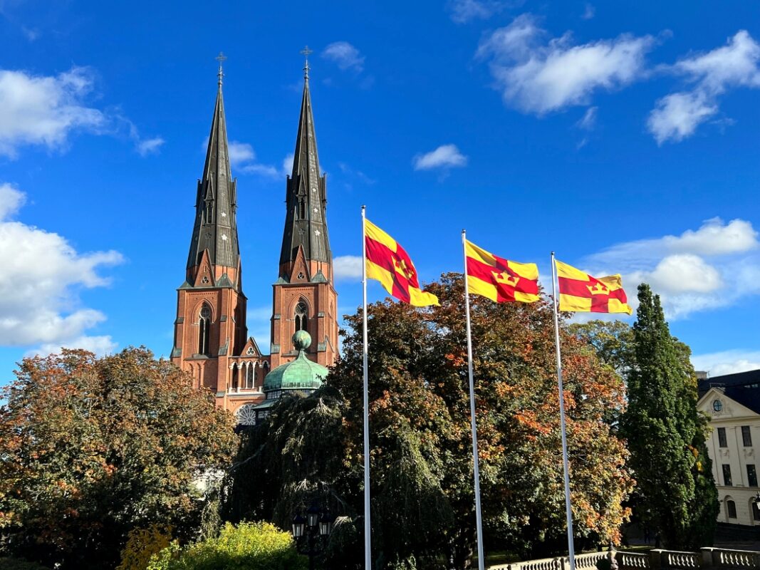 Kyrka med flaggor