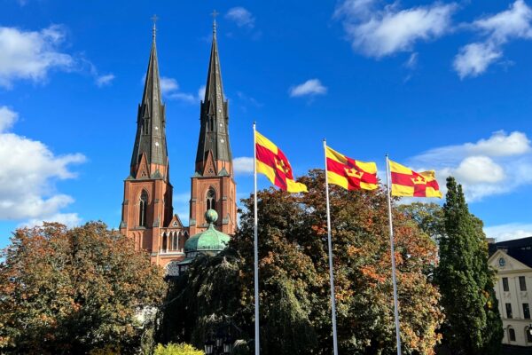 Kyrka med flaggor