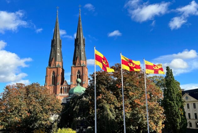 Kyrka med flaggor
