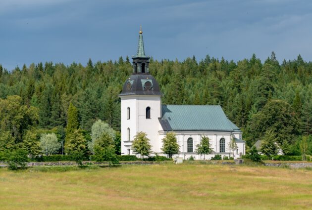 Kyrka i skog