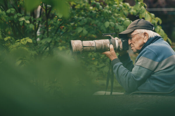 Naturfotografen Jan Grahn tar ett foto i sin trädgård.